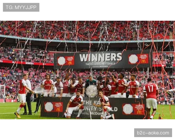 欧冠主题电车在伦敦运行，阿森纳球迷自发前往合影