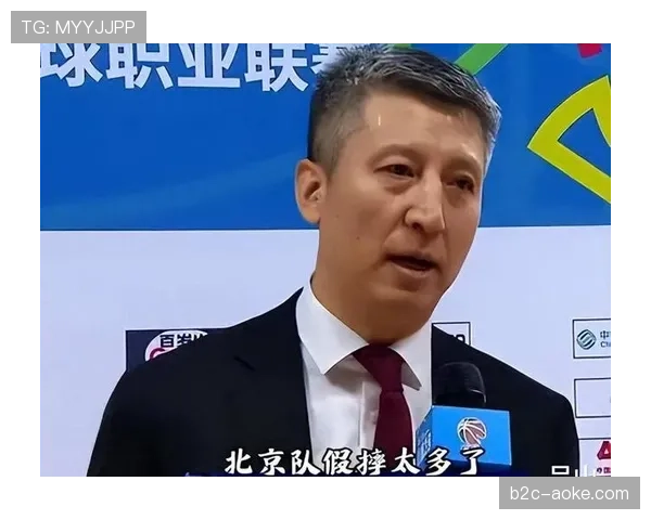 争议判罚后，郭士强教练向技术台平静申诉的三十秒